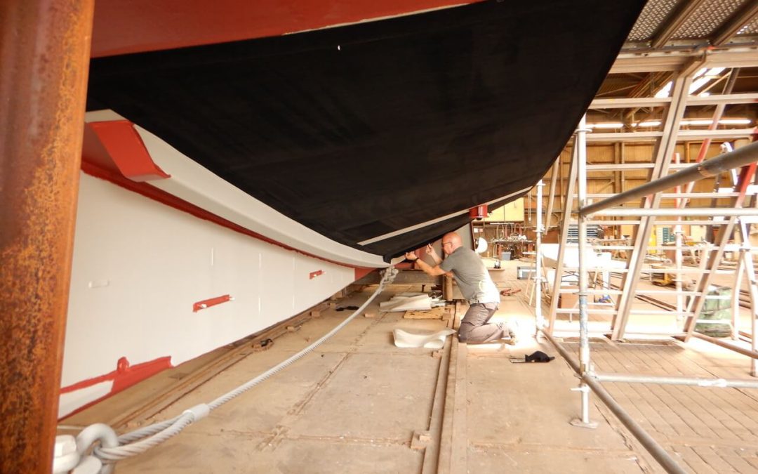 NT 11 / Watertrapper met gifvrije antifouling door Amsterdamse grachten