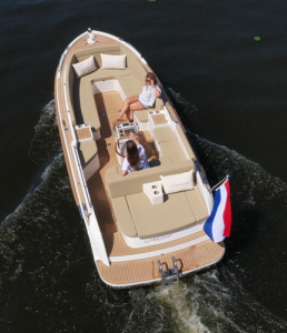 Interboat Intender 750 Open van bovenaf gezien op het water