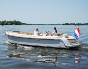 Interboat Intender 750 Open varend op open water met twee opvarenden