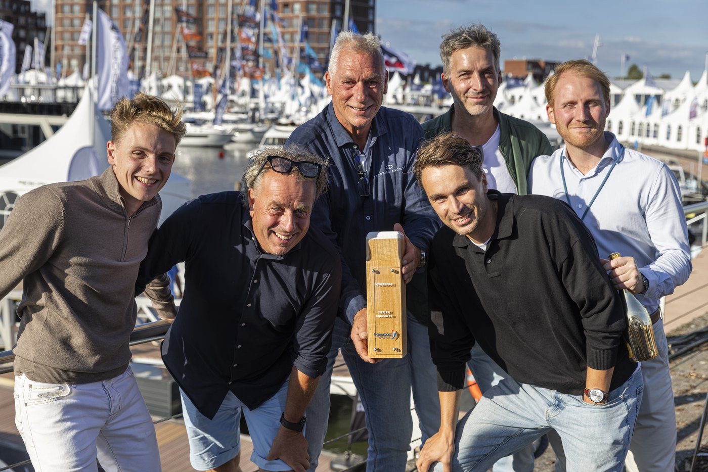 Groepsfoto bij de prijsuitreiking van de Powerboat Award 2026 aan de Steeler Enigma 50