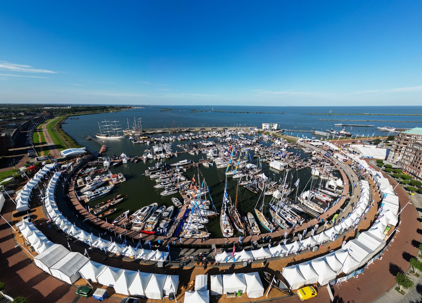 De Bataviahaven in Lelystad vanuit de lucht tijdens HISWA te Water 2026