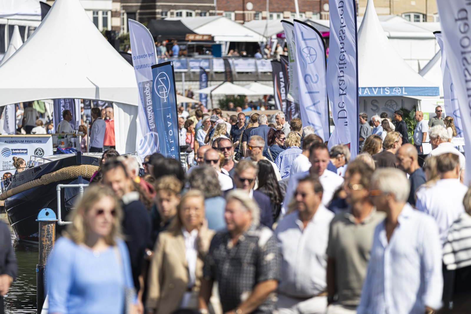 Bezoekers lopen over de kade langs de stands van HISWA te Water 2026