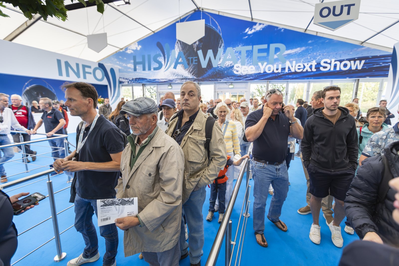 Bezoekers lopen door de entreetent van HISWA te Water 2026