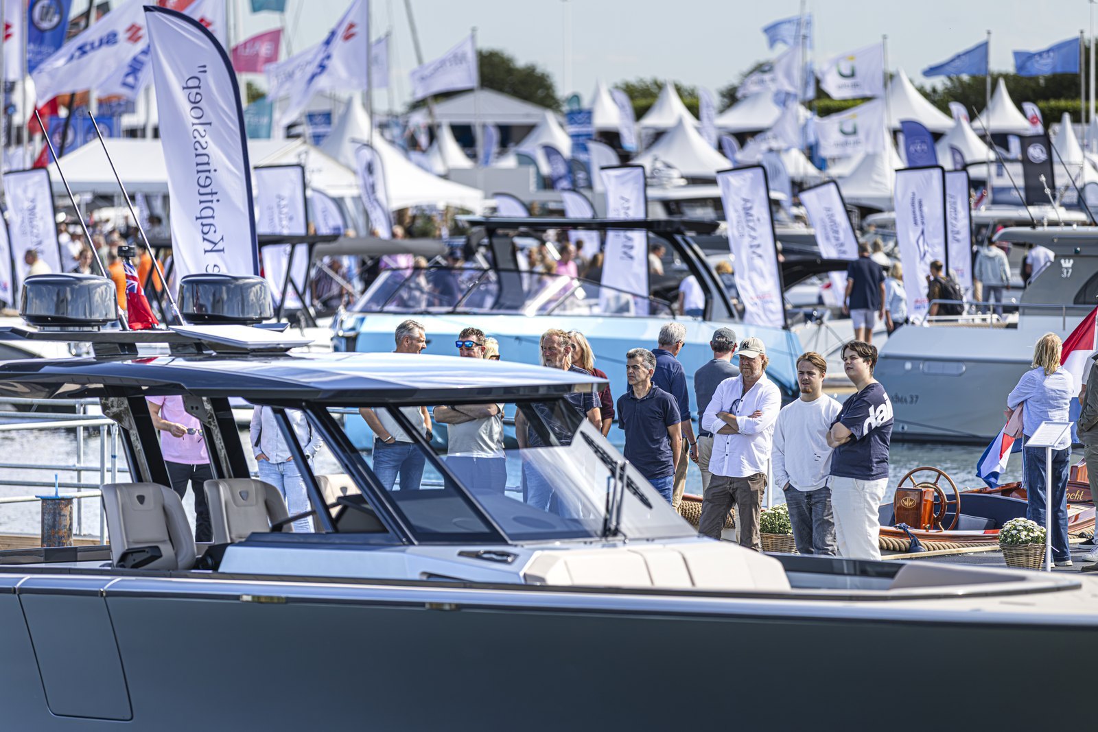 Bezoekers bekijken motorjachten aan de steiger op HISWA te Water 2026