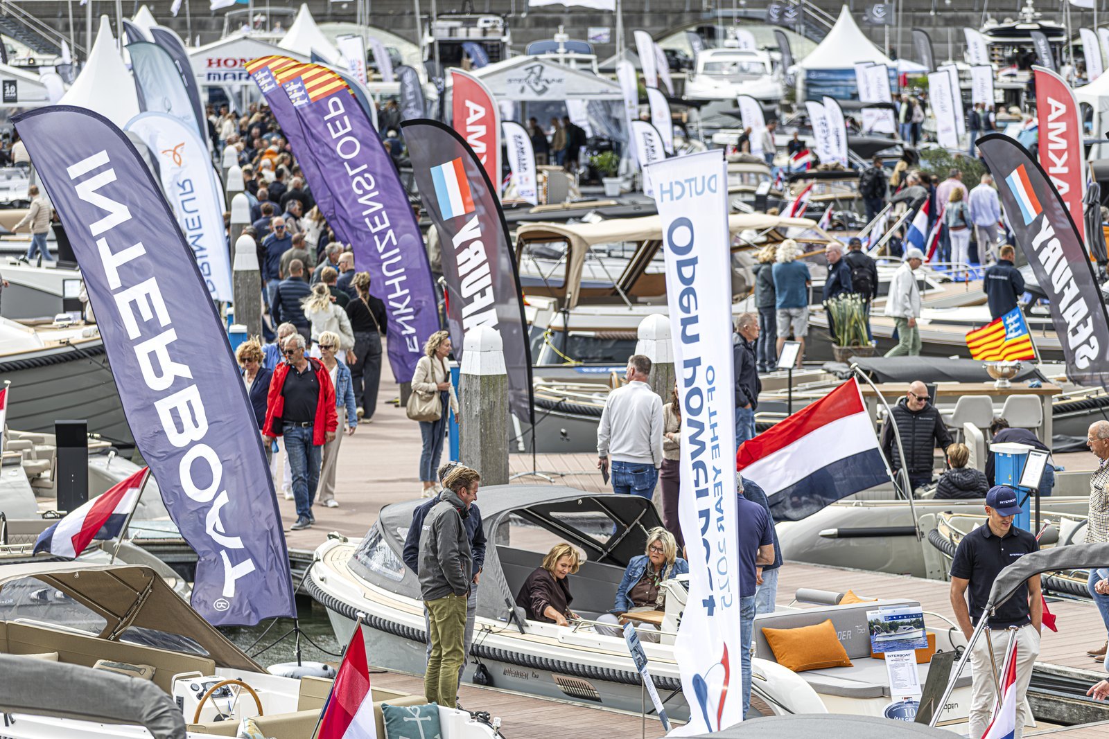 Boten en exposantenvlaggen langs de steigers van HISWA te Water 2026