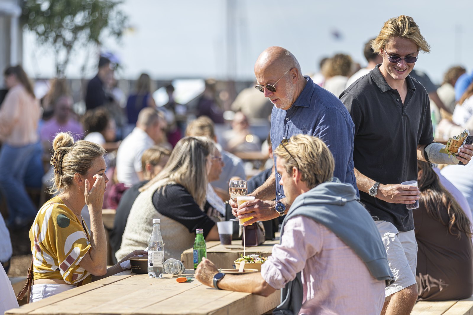 Bezoekers aan een picknicktafel op het terras van HISWA te Water 2026